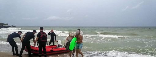 На пляже под Одессой мужчина решил поплавать в шторм на надувном круге: чем все закончилось