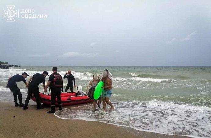 На пляжі під Одесою чоловік вирішив поплавати у шторм на надувному крузі: чим усе закінчилося