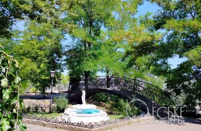 Уголок старой Одессы, мостик и фонтан