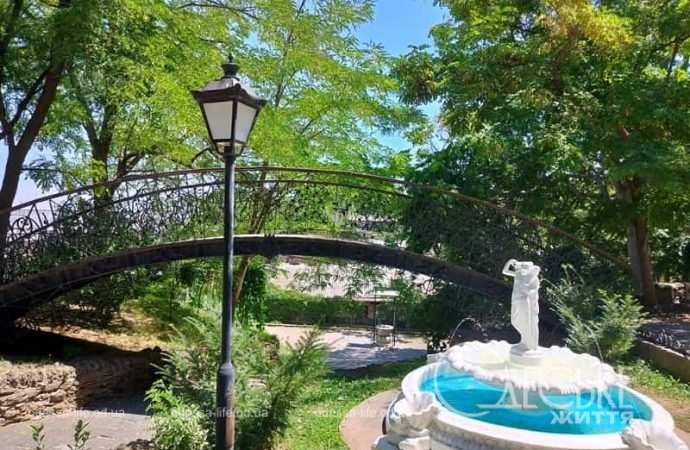 Фонтан и мостик в Уголке старой Одессы