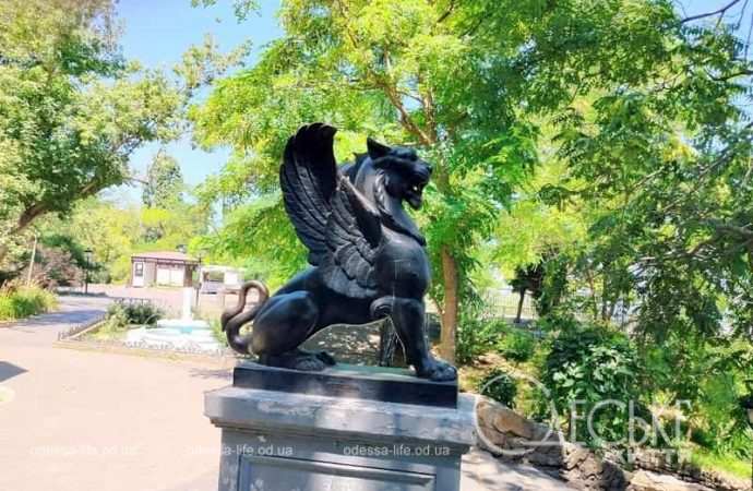 Уголок старой Одессы, грифон
