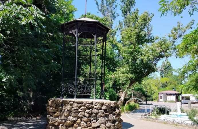 Уголок старой Одессы, у беседки