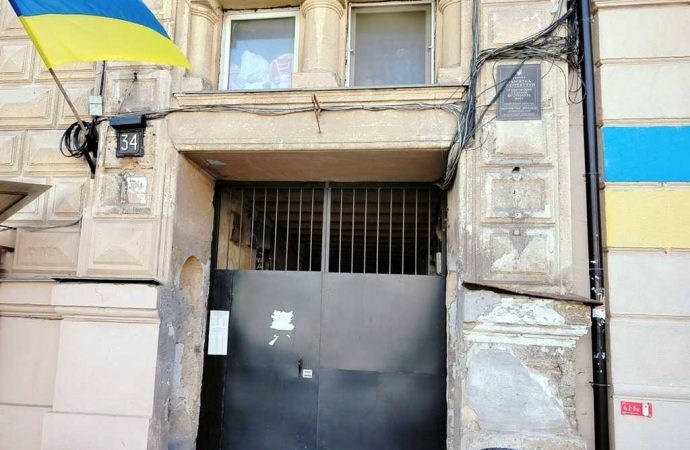 На историческом памятнике в Одессе исчезли роскошные старинные ворота
