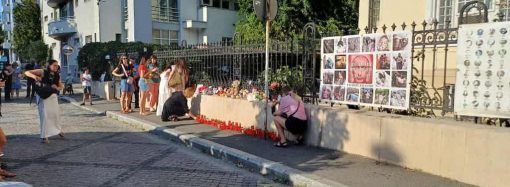 «Сколько еще Охмадитов должно случиться?.. Мир – эй!»: украинцы в Румынии поддержали пострадавших от обстрела (фото, видео)