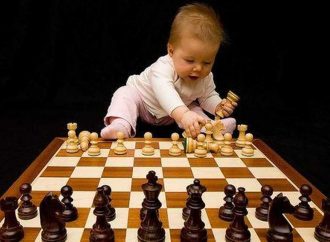«Я тебе мат за две секунды поставлю»: в Одесской области живет семья, где к шахматам приучают с пеленок