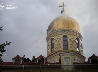 В Одессе от попадания молнии вспыхнул купол монастыря (фото, видео)