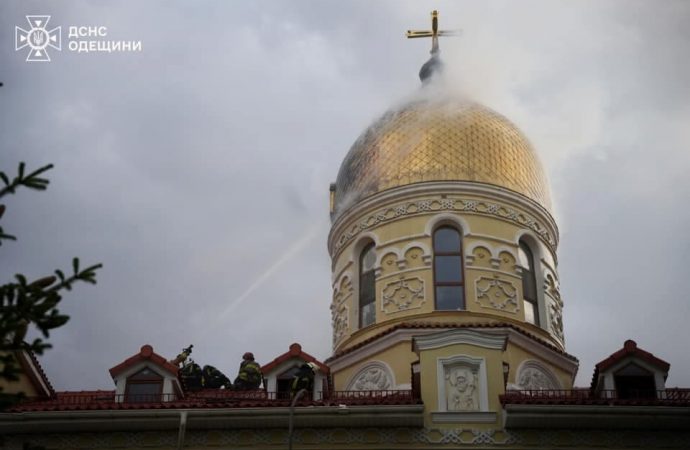 В Одессе от попадания молнии вспыхнул купол монастыря (фото, видео)