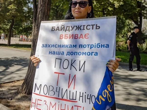 акция протеста в центре Одессы, участница с плакатом