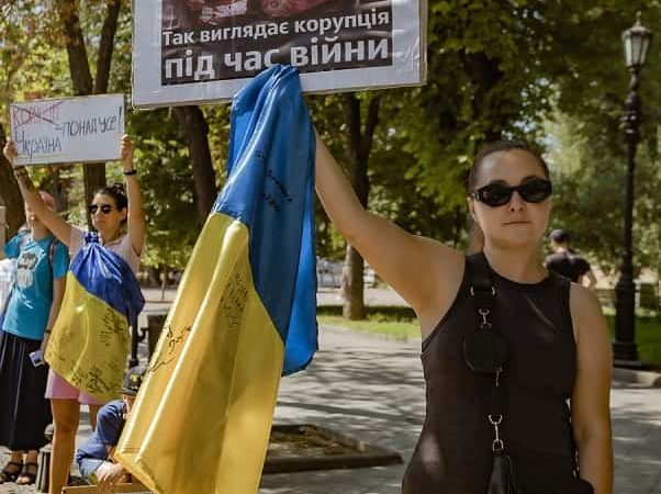 акция протеста в центре Одессы, плакат и флаг