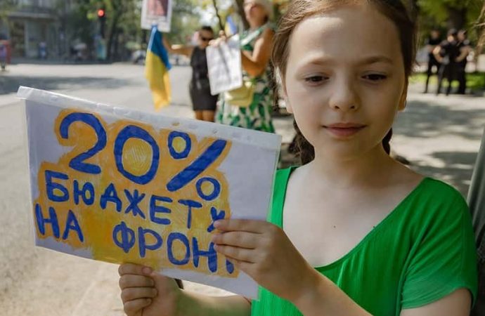 акция протеста в центре Одессы, девочка с плакатом