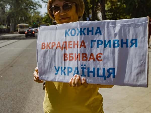 акция протеста в центре Одессы, женщина с плакатом
