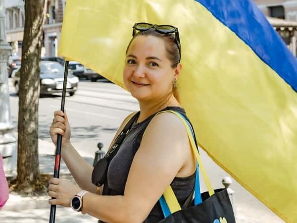 акция протеста в центре Одессы, девушка с флагом