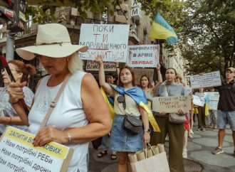 Одесити закликають витрачати гроші на армію, а не сумнівні тендери (фоторепортаж)