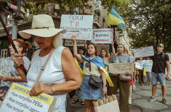 Одесити закликають витрачати гроші на армію, а не сумнівні тендери (фоторепортаж)