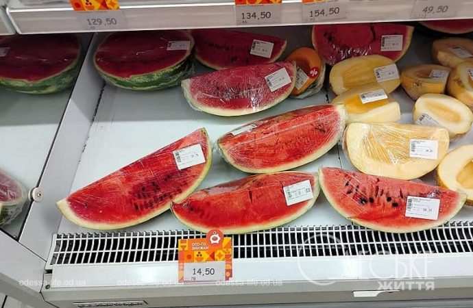 Одесский супермаркет: четвертинки арбузов