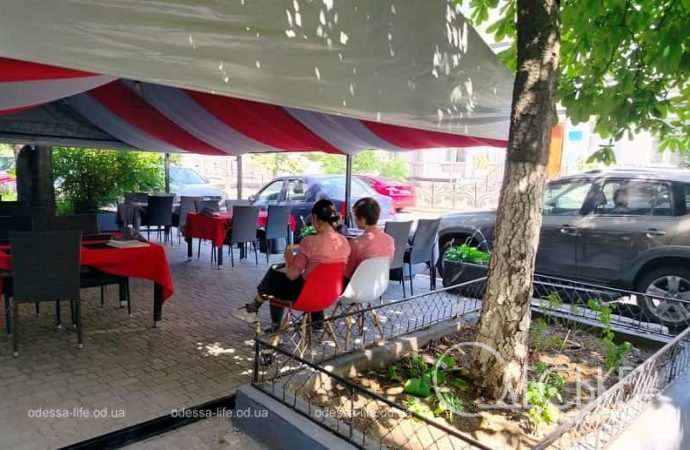 Август в Одессе, в кафе