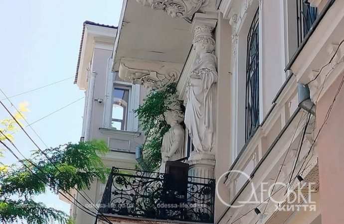 Август в Одессе, фасад дома