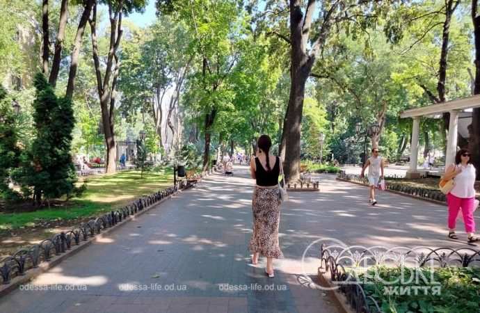 Август в Одессе, девушка гуляет