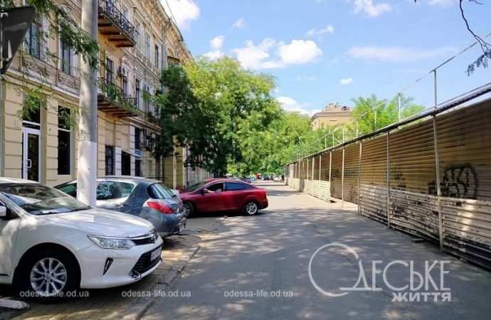 Центр Одессы в августе, машины