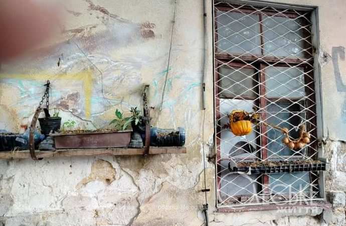 Центр Одессы в августе, окно