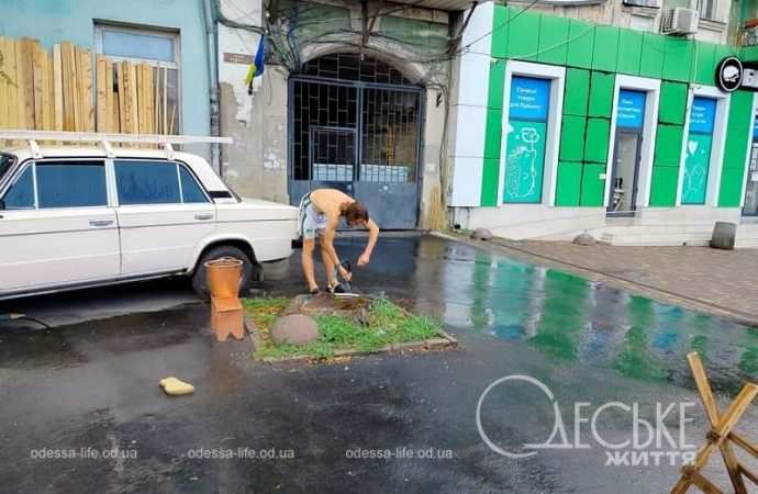 Центр Одессы в августе, мокрый асфальт