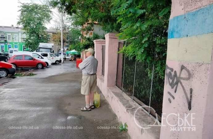 Центр Одессы в августе, прохожий