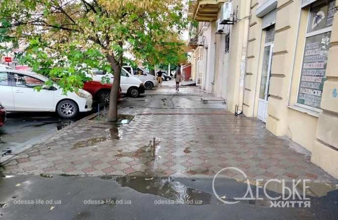 Центр Одессы в августе, дождь