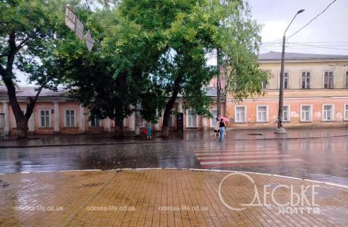 Центр Одессы в августе, мокрые улицы