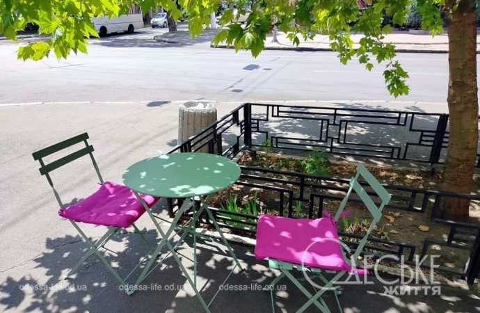 Август в Одессе, столик кафе