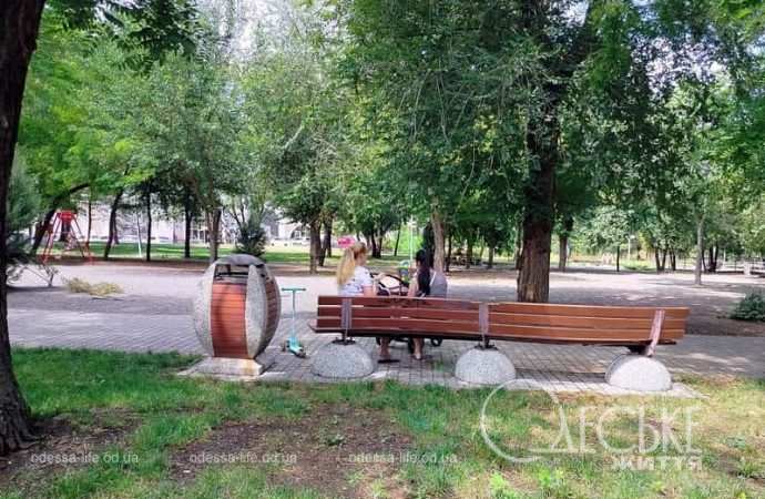 В одесском парке Шевченко, скамейки