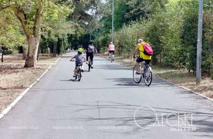 В одесском парке Шевченко, велосипедисты