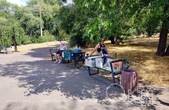 В одесском парке Шевченко, продавцы пластинок