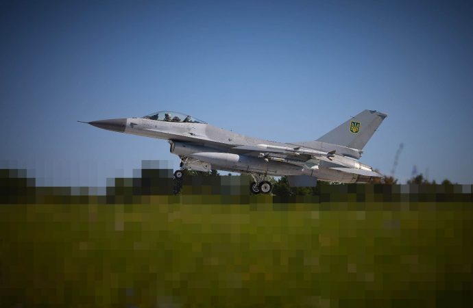 Літаки F-16 представили в Україні офіційно: один зняли над Одесою (відео)