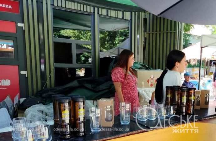 Фестиваль-ярмарка Odesa Beer Festival, за стойкой