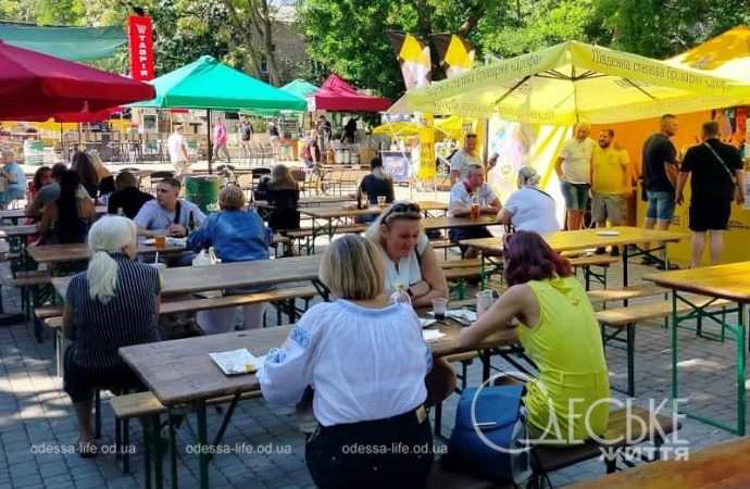 Фестиваль-ярмарка Odesa Beer Festival, столики, посетители