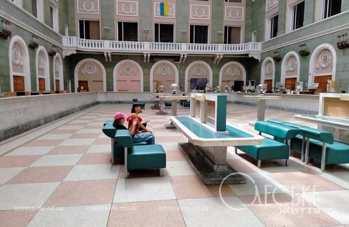 Одесский Главпочтамт, людей мало