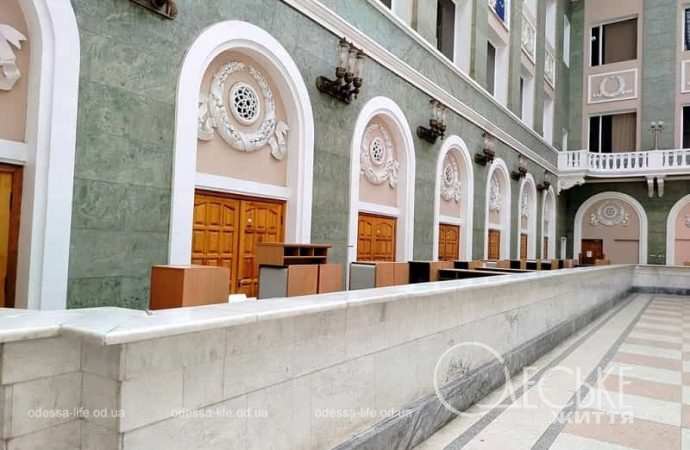 Одесский Главпочтамт, окошки закрыты