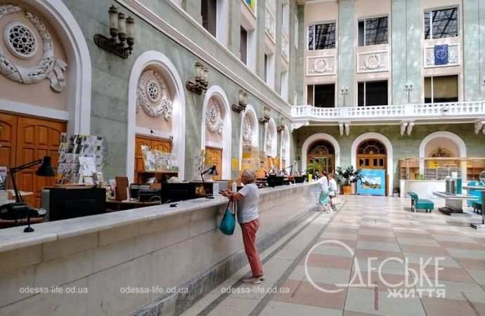 Одесский Главпочтамт, посетителей мало