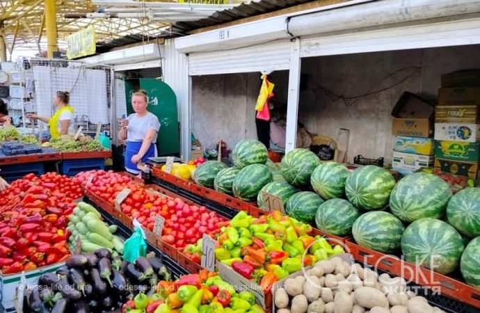 На Привозе: овощи и арбузы