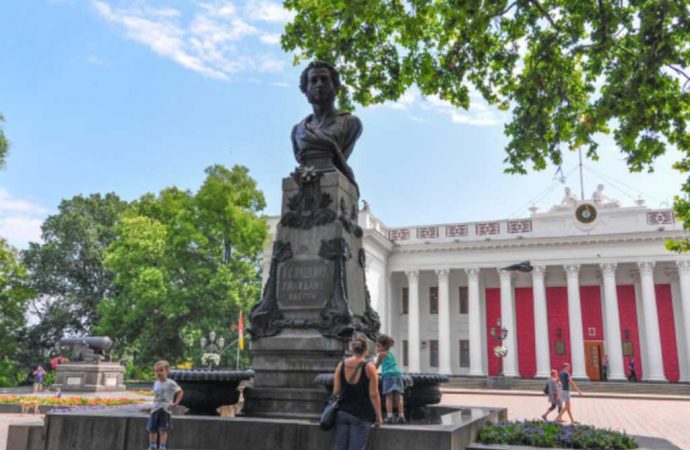 Одеська влада спробує сховати пам’ятник Пушкіну, щоб не зносити, – ЗМІ