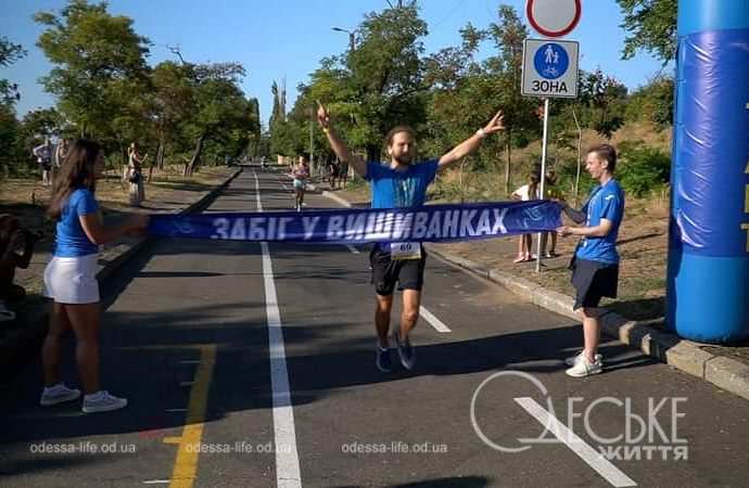 Забег в вышиванках в Одессе, у финишной черты