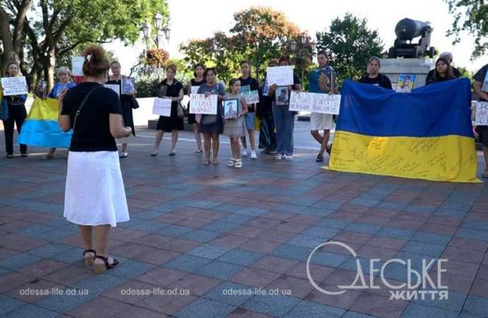 Одесити тримають фото загиблих родичів та плакати