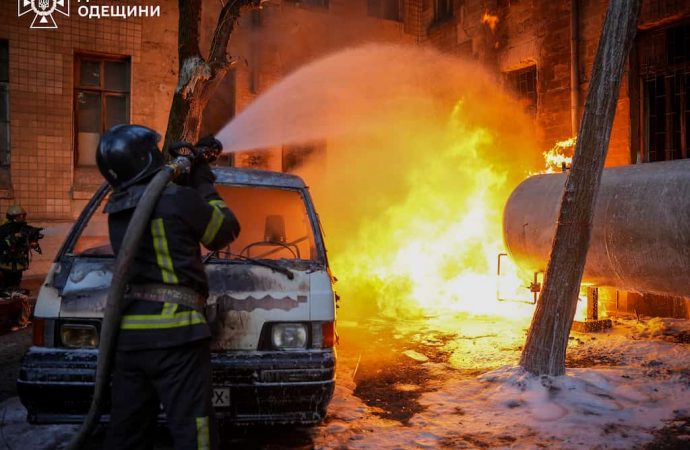 В Одесі спалахнула цистерна з газом: вогонь перекинувся на будинок, є жертва (відео)