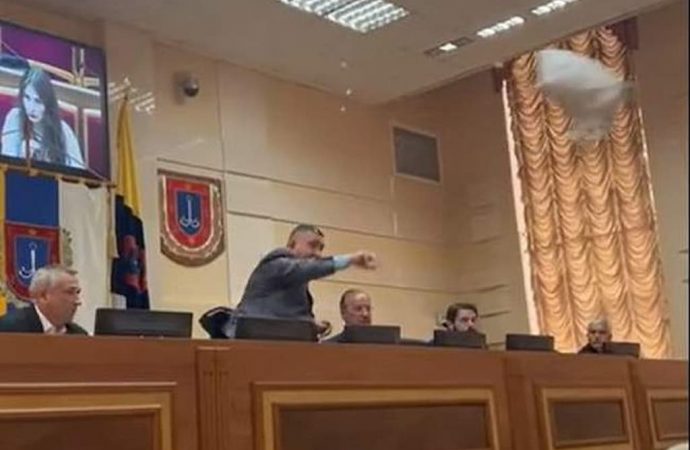 Голові Одеської облради подарували подушку з доларами (відео)