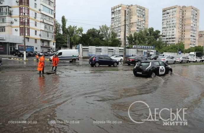 Балковская после ливня, дома, машины