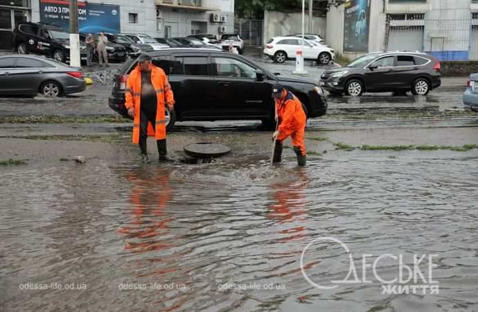 Балковская после ливня, коммунальщики