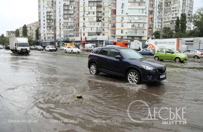 Балковская после ливня, черное авто