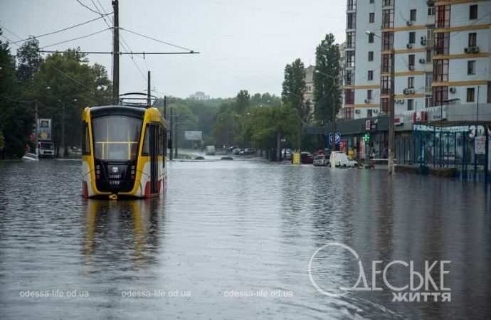 Трамвай на затопленной Балковской в Одессе