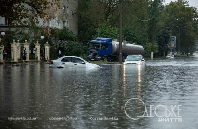 Потоп на Балковской в Одессе, машины