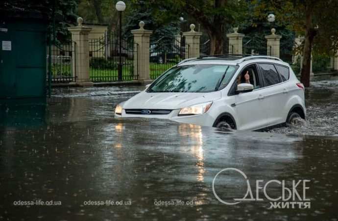 Потоп на Балковской в Одессе, авто